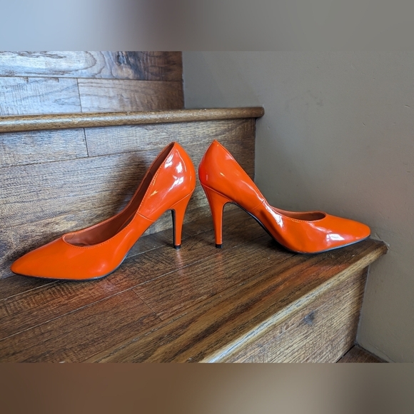 Pointy toe orange patent heels by Red circle. Women's size 10 - Picture 6 of 13